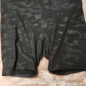Old navy black Camo bike short